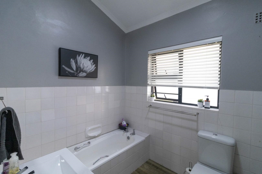 4 Bedroom Property for Sale in Sandbaai Western Cape